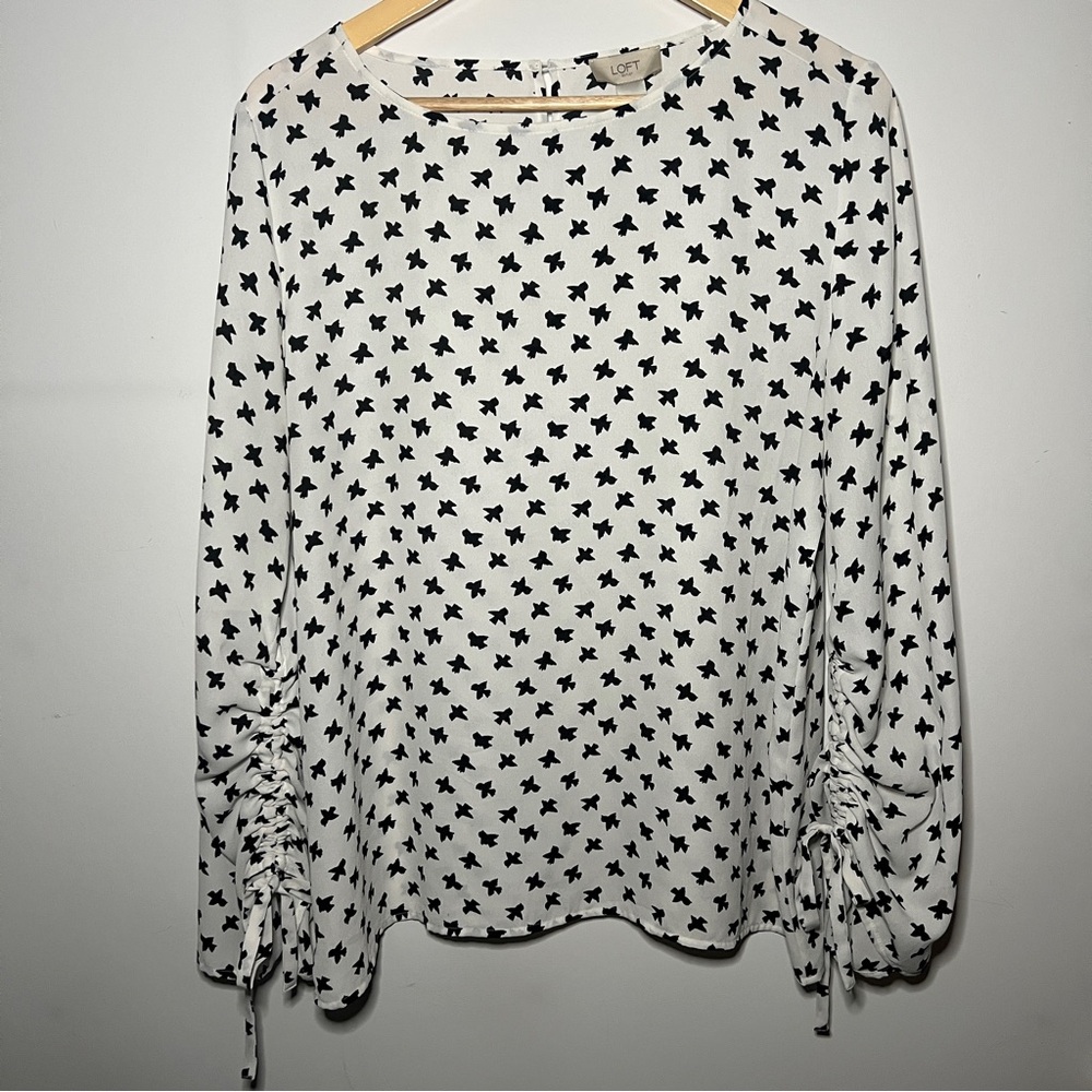 LOFT White and Black Ruched Long Sleeve Blouse